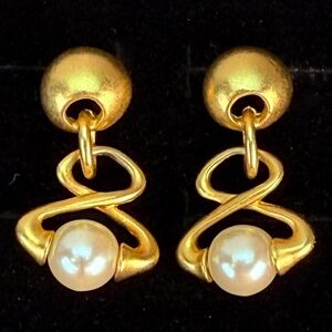 Vintage brushed Goldtone with faux pearl pierced earrings
